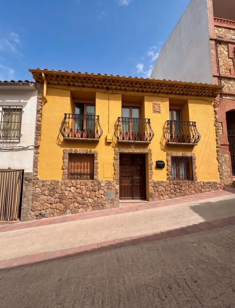 Fotografía de referencia de la fachada de una casa de pueblo en Bienservida