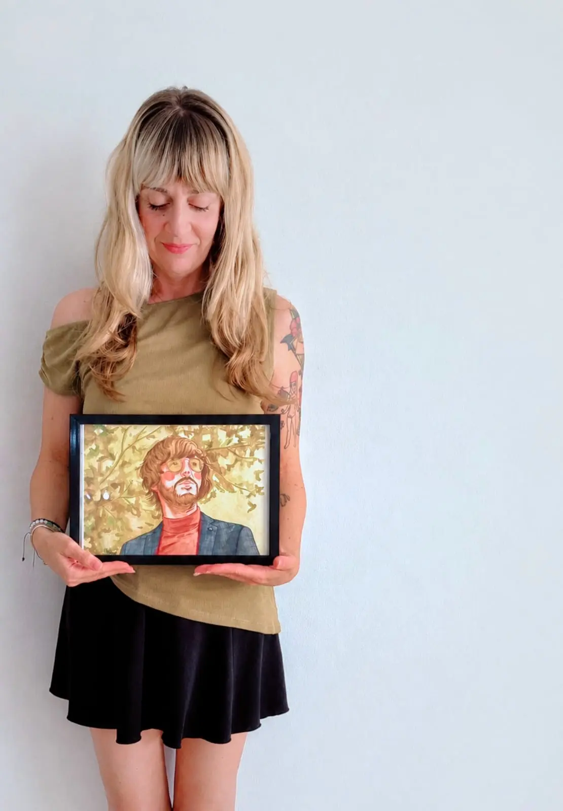 Cliente sosteniendo su retrato en acuarela personalizada, encargo terminado y entregado