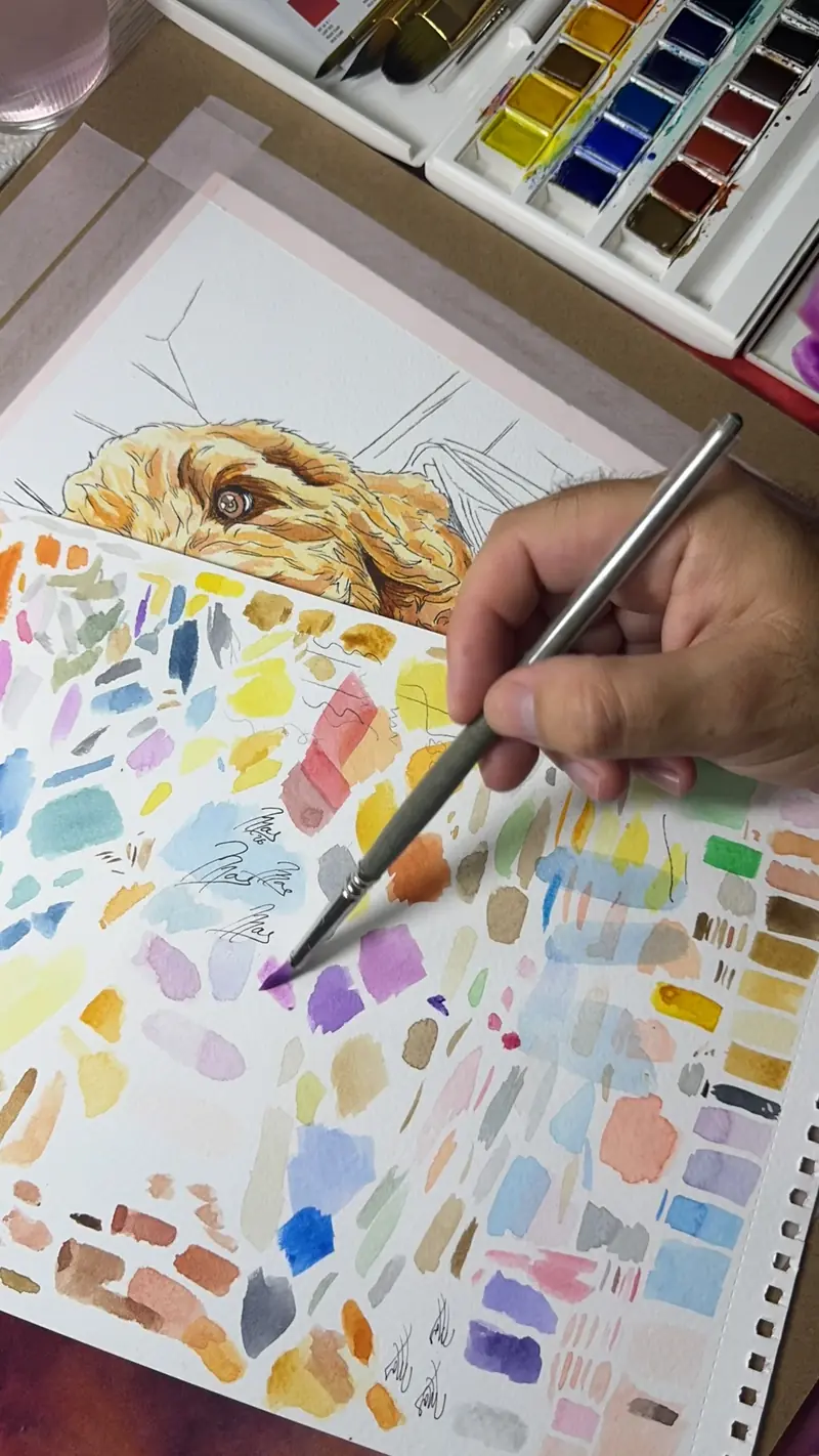 Carta de color pintada a mano y pastillas de acuarela profesional sobre la mesa de trabajo