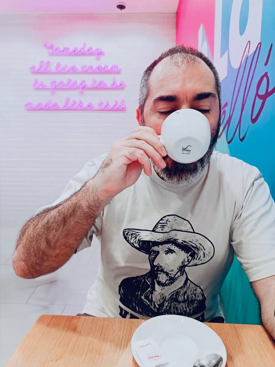 Pedro Mas, ilustrador y diseñador gráfico, tomando un café