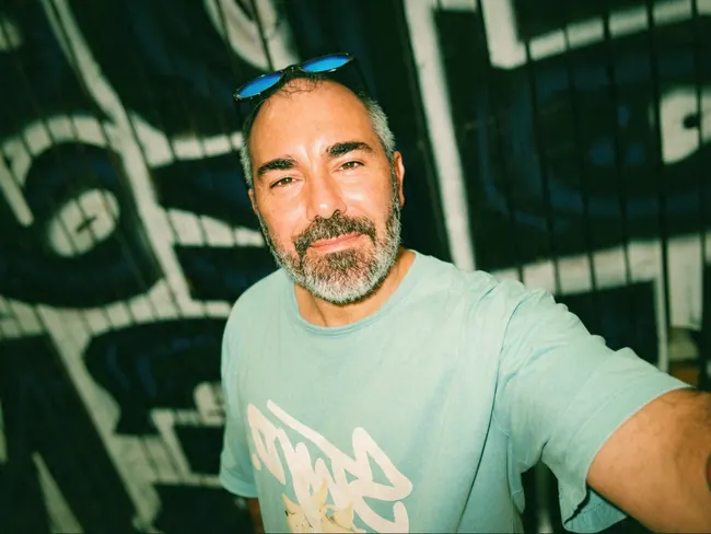 Pedro delante de un grafiti